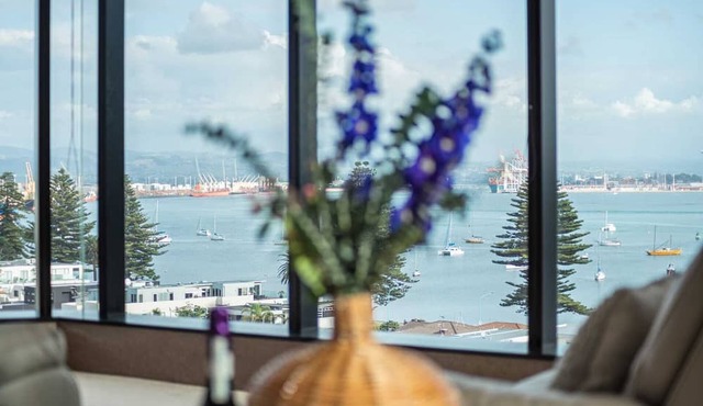 Superb Elevated Sea Views with Heated Pool, Gym