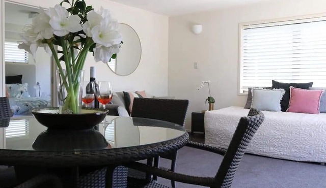 Retreat on Rita -Cozy 1-Bedroom Mount Maunganui, Outdoor Patio, king-Size Bed – Steps from Beach & Vibrant Strip