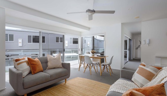 Sunny & Spacious, Downtown Mount, Beach & Pool