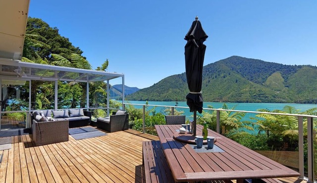 Aquamarine Dreams - Marlborough Holiday Home in Moetapu Bay