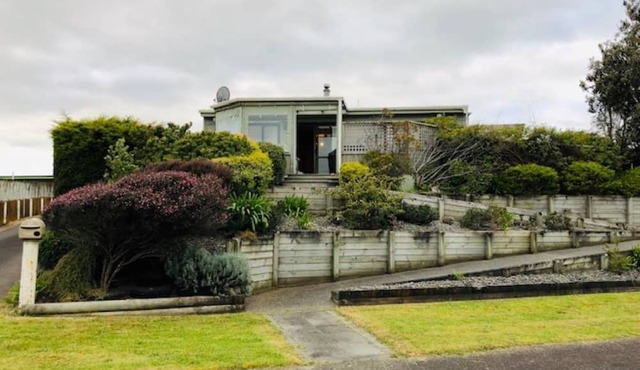 Holiday House with additional Sleepout to Rent Separately in Waitarere Beach