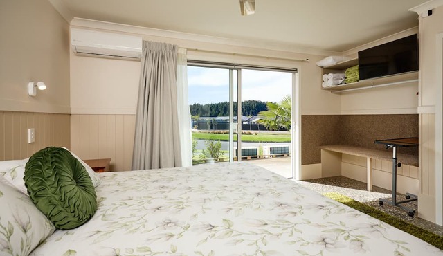 7 Bedroom Home with Mountain Views, free wi-fi, ocean, golf, cycle track nearby in Kaikoura
