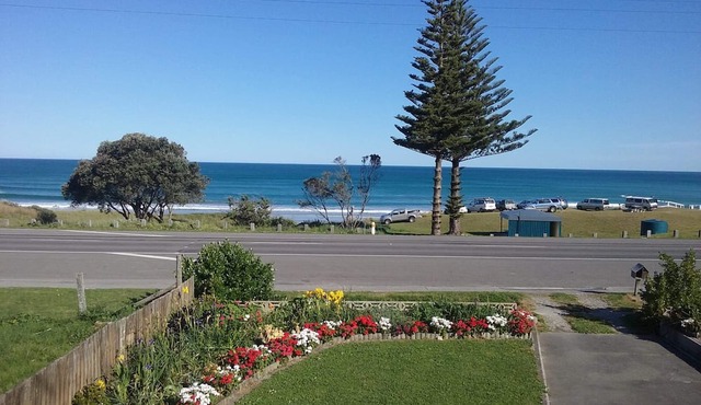 Family beach house now available! in Okitu