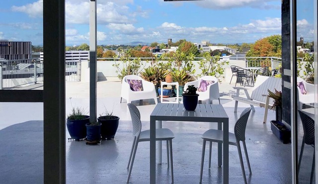 Private Central City Apartment. in Hamilton