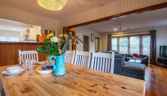 Mutts, MTBs & Mud Pools - Central, Sleeps 12 in Rotorua