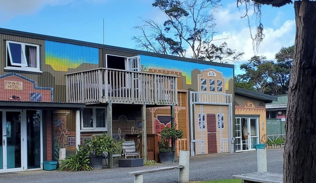 Private,Unique,Old Memroabilia, Rustic,Sea View,Sunsets,Playground,Pets ok WIFI in Coromandel Township