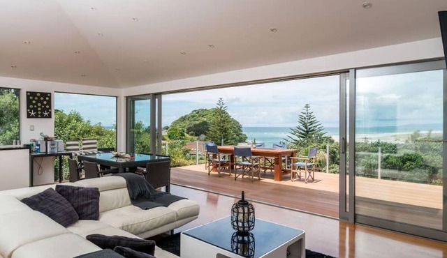 Spits End - Large, modern holiday home with stunning views a short walk to estuary surf beach in Mangawhai Heads