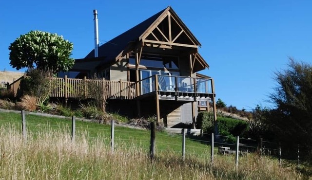 Beautiful lodge on the Ruamahanga River in Masterton