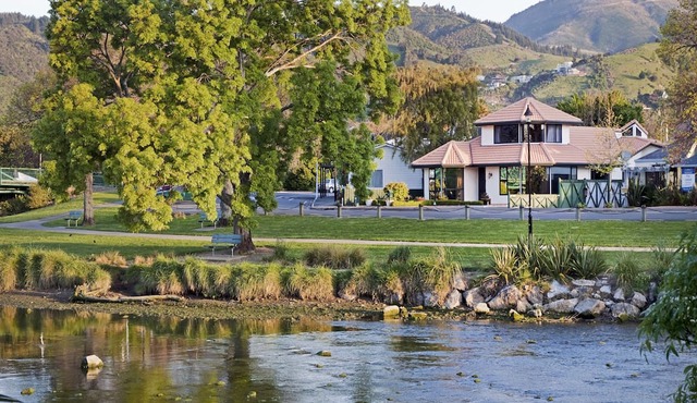 Riverside Villa - In the City by the River! in Nelson City