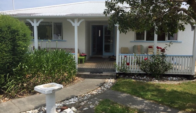 Wakatu (wait a while) Cottage in South Bay
