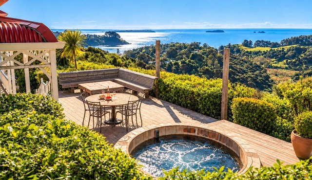 Crescent Villa - Palm Beach Views & Hot Tub in Palm Beach
