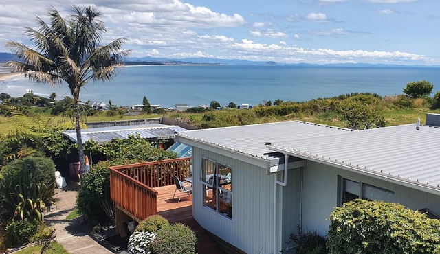 Separate, self contained, single bedroom house with stunning ocean views in Maketu