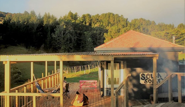 Perfect Country Cabin For Relaxation With Hot Tub and Easy Reach of Wellington, Hutt, and Porirua, New Zealand in Pauatahanui