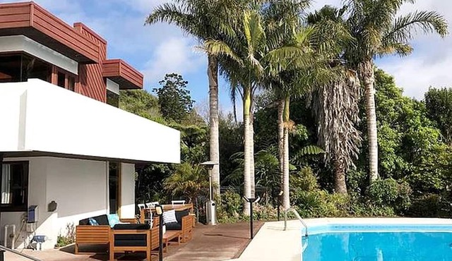 Modern Bed and Breakfast in Tropical Setting near Lion Rock on North Island in Auckland