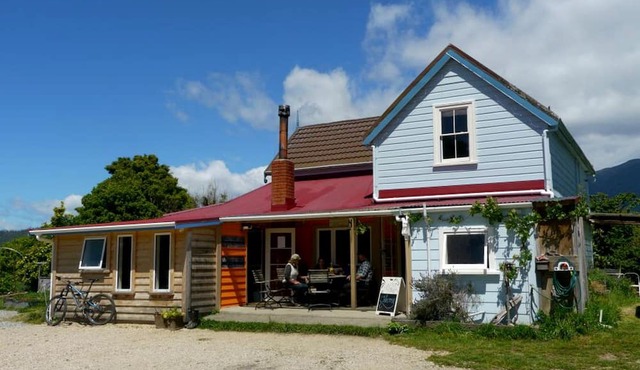 Rustic Holiday Rental near Golden Bay in Takaka, New Zealand in Takaka