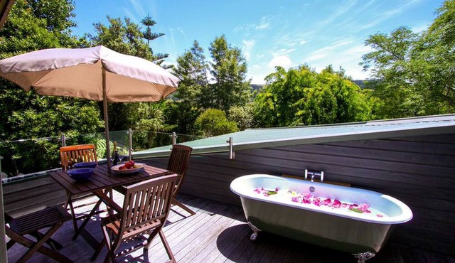 Romantic Cottage Rental with Outdoor Bathtub in Bay of Islands, New Zealand in Kerikeri