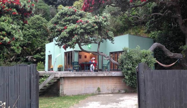 Beachfront Cottage Rental with Picturesque Ocean Views in Piha, North Island in Auckland