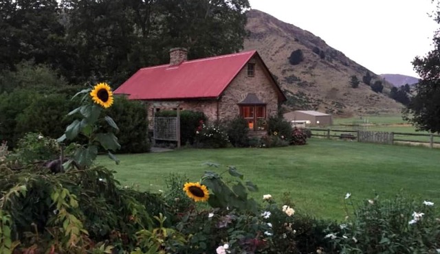 Rural Farm Stay Cottage with Full Kitchen on the South Island of New Zealand in Mid Dome