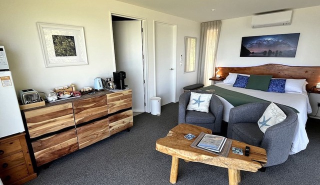 Seaside Sanctuary with Panoramic Ocean Views & Stunning Sunsets in Barrytown, New Zealand in Barrytown