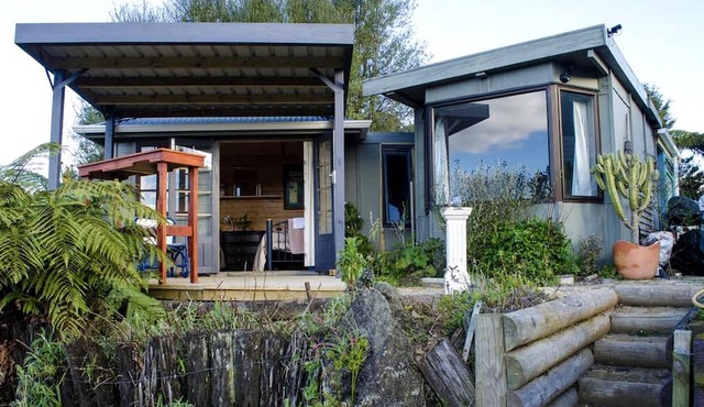 Camping Cabin near the Waitawheta River in Waikino, North Island in Waikino