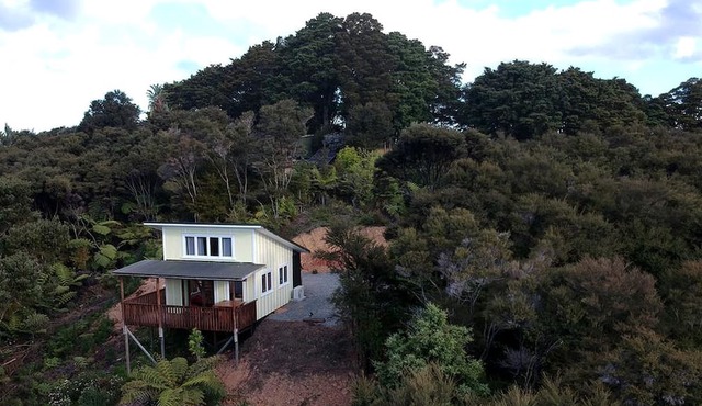 Secluded Cabin Rental Perfect for a Couples' Holiday near Whangarei, North Island in Ngunguru