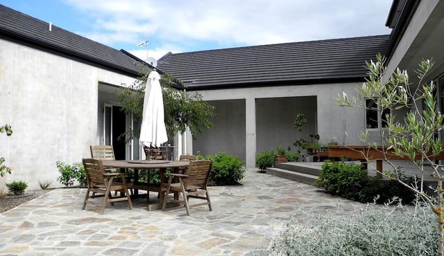 Luxurious Accommodation with Spacious Grounds in Canterbury, South Island in Canterbury
