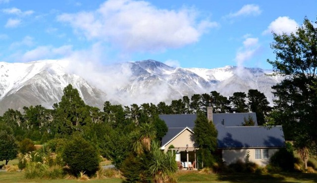 Charming Weekend Getaway with Hillside and Mountain Views near Christchurch, New Zealand in Terrace Downs