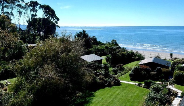 Elegant Beachfront Rental for Couples near Golden Bay, New Zealand in Takaka