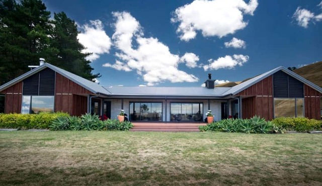 Secluded Country Cabin with a Shared Pool near Hastings, North Island in Havelock North