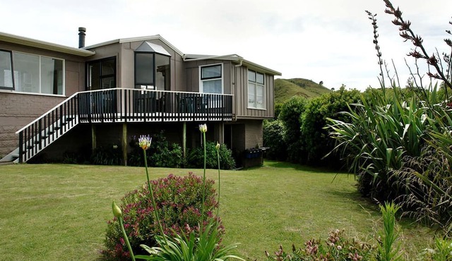 Stunning Rental with Water Views in Mokau, North Taranaki, New Zealand in Mokau