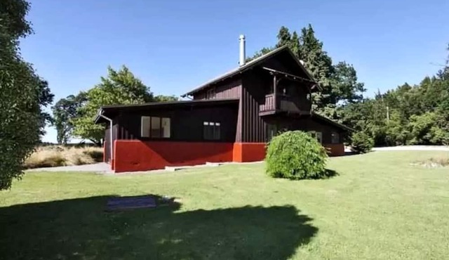 Cozy Springfield Getaway near Prime Ski and Climbing Routes in Canterbury, New Zealand in Springfield