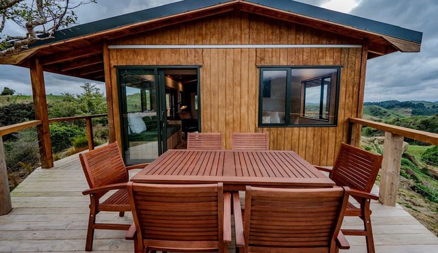 Serene Off-Grid Lodge with Breathtaking Views in Rangiwahia, North Island in Rangiwahia