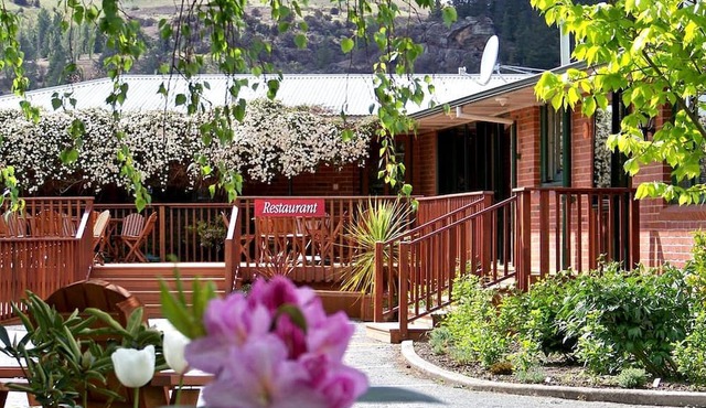 Romantic Holiday Accommodation by Lake Roxburgh, Central Otago in Roxburgh