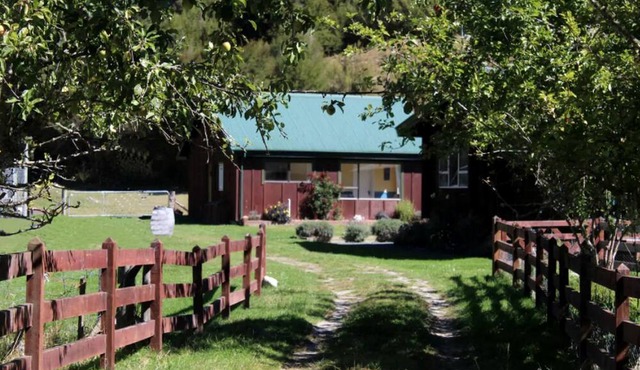 Secluded Cottage Retreat near Kahurangi National Park in Tapawera, South Island in Tapawera