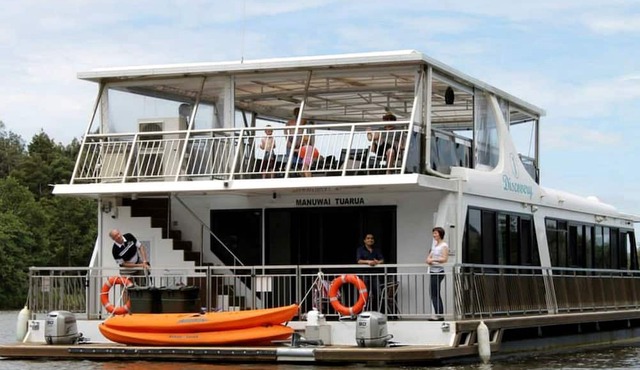 Floating Luxury Getaway on the Peaceful Waikato River of New Zealand in Tuakau