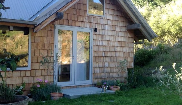 Charming Bed and Breakfast Room with Ocean Views in Otago, New Zealand in Dunedin