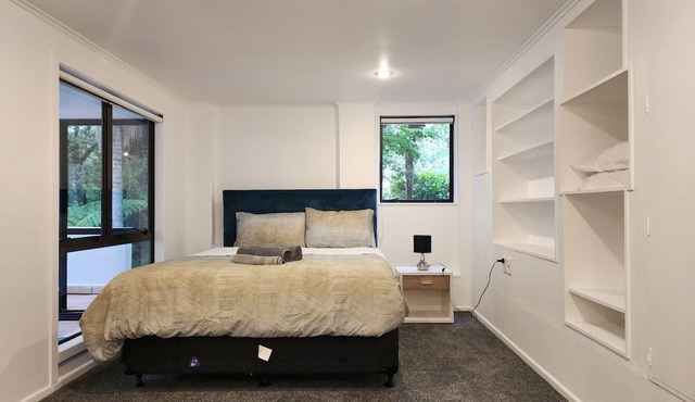Entire Ground-floor: Spacious 145m2