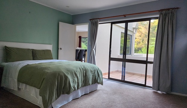 Entire Upper-floor: Spacious 140m2