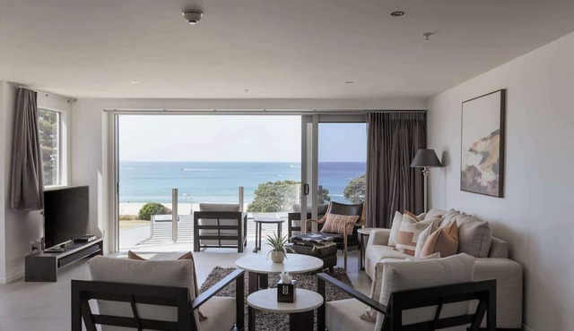 Sunrise & Sea views - Luxe downtown with 2 carpark in Mount Maunganui