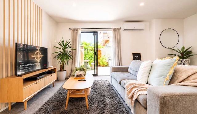 Modern Christchurch 2BR | Spa + Parking in Christchurch