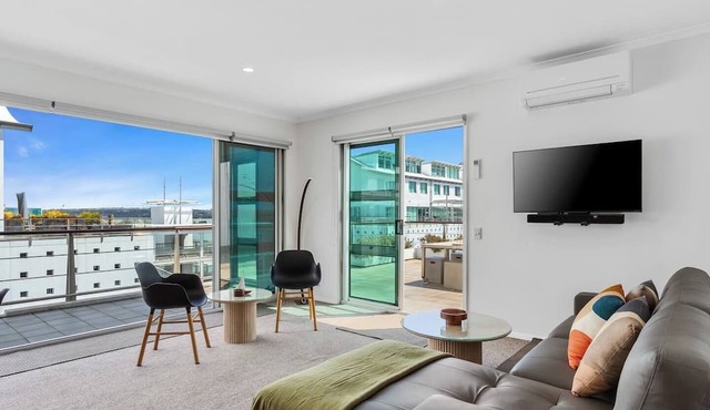 Huge Balcony & Harbour Views Princes Wharf Shed 19 in Auckland