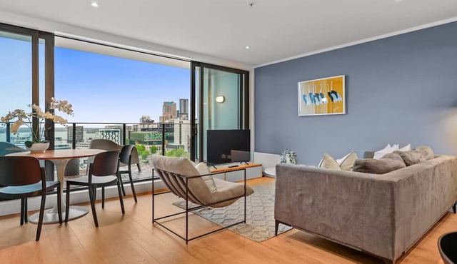 Stunning Skyline CBD Luxe Home with 2 Carparks