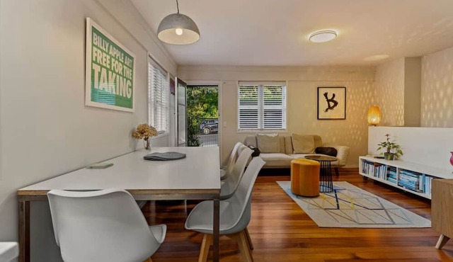 Central 4BR Nook with Backyard by Western Springs