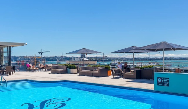 Relaxing 1BR CBD Retreat with Rooftop pool & Gym