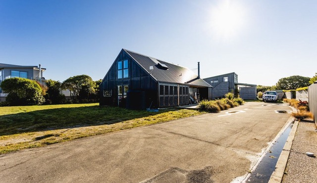 The Black Barn - Karitane Beach in Karitane