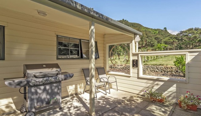 Hill Cottage - Featherston Holiday Home