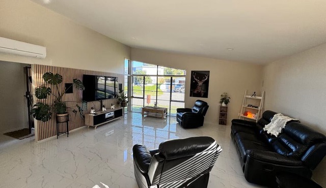 Spacious Home with Spa Sleeps - 12 in Ōhope. 2min walk to Harbour, 5min to Beach