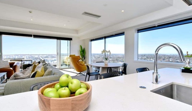 Pacific Horizon - Luxury Sky Suite 19th Floor City Views in Christchurch