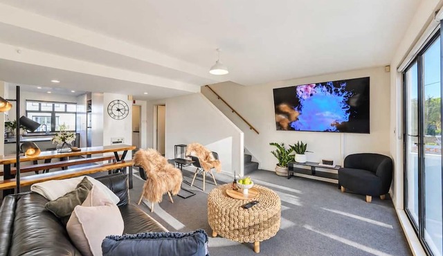 Elegant 3-Storey by Latimer Sq | Garage Parking in Christchurch