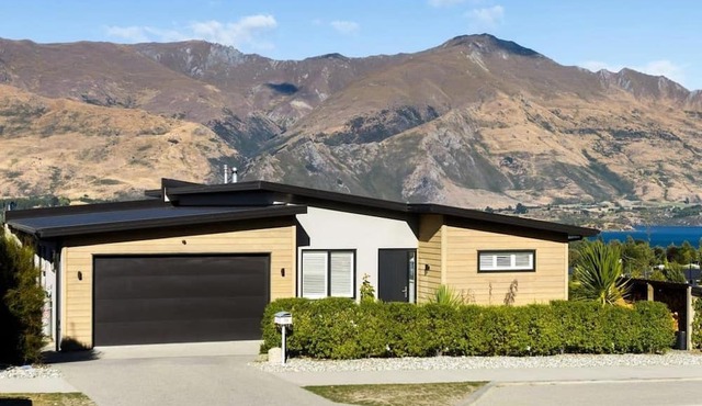 Stunning Lake & Mountain View Escape in Wānaka